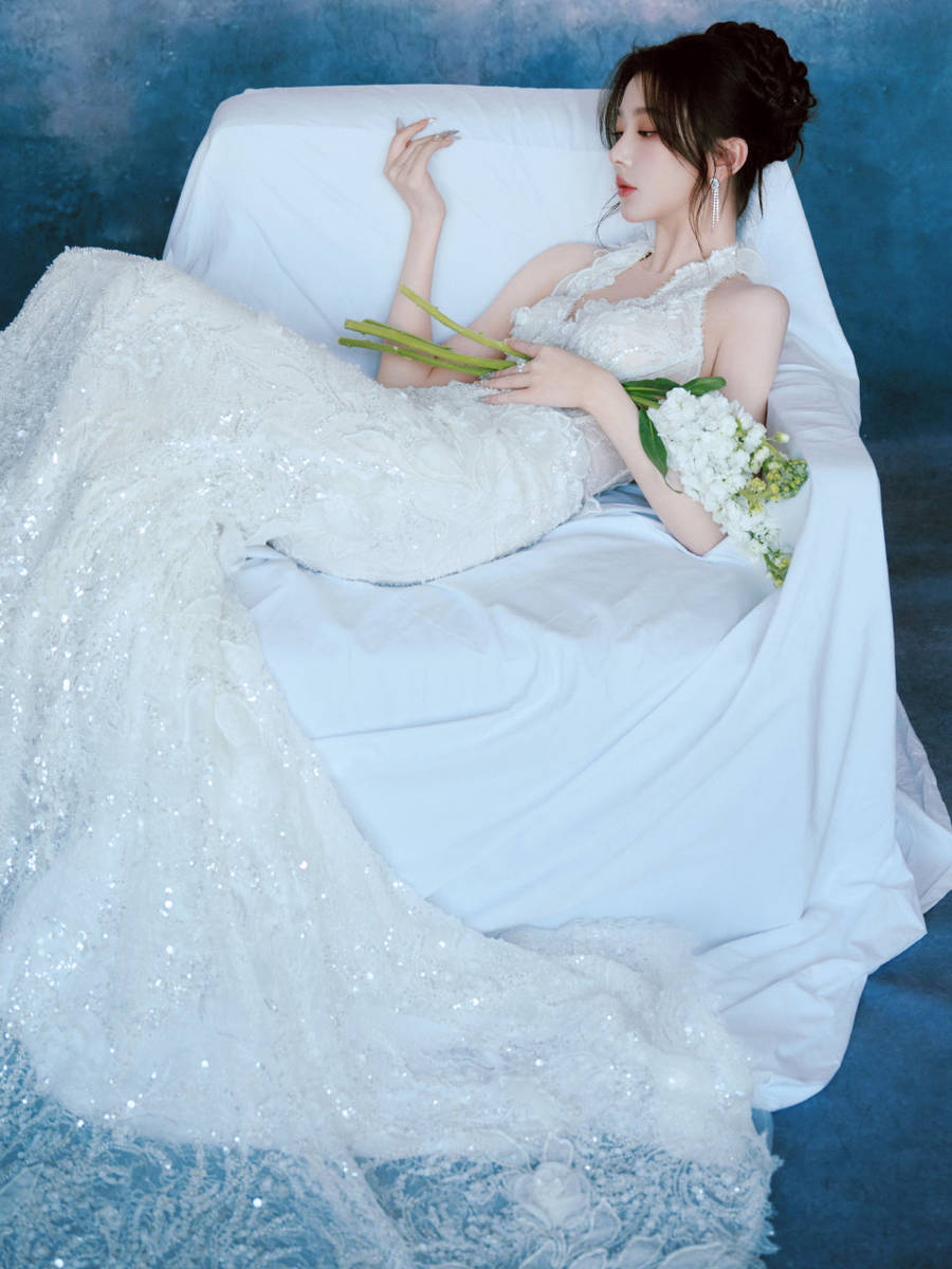 孔雪儿白色礼服写真释出 精致造型尽显优雅氛围感