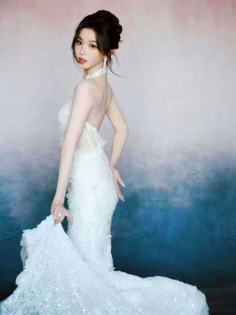孔雪儿白色礼服写真释出 精致造型尽显优雅氛围感