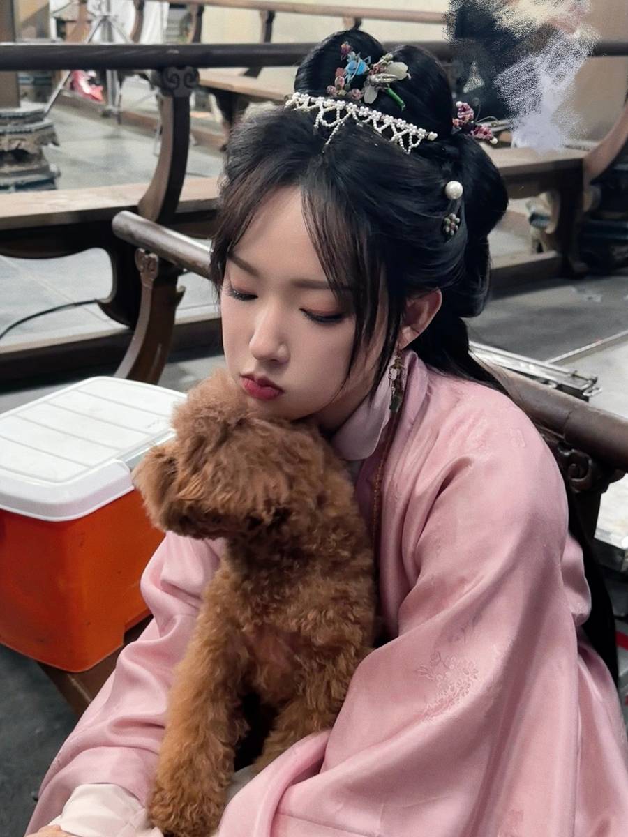 程潇分享剧组随拍照！穿古装抱着宠物狗玩耍好惬意