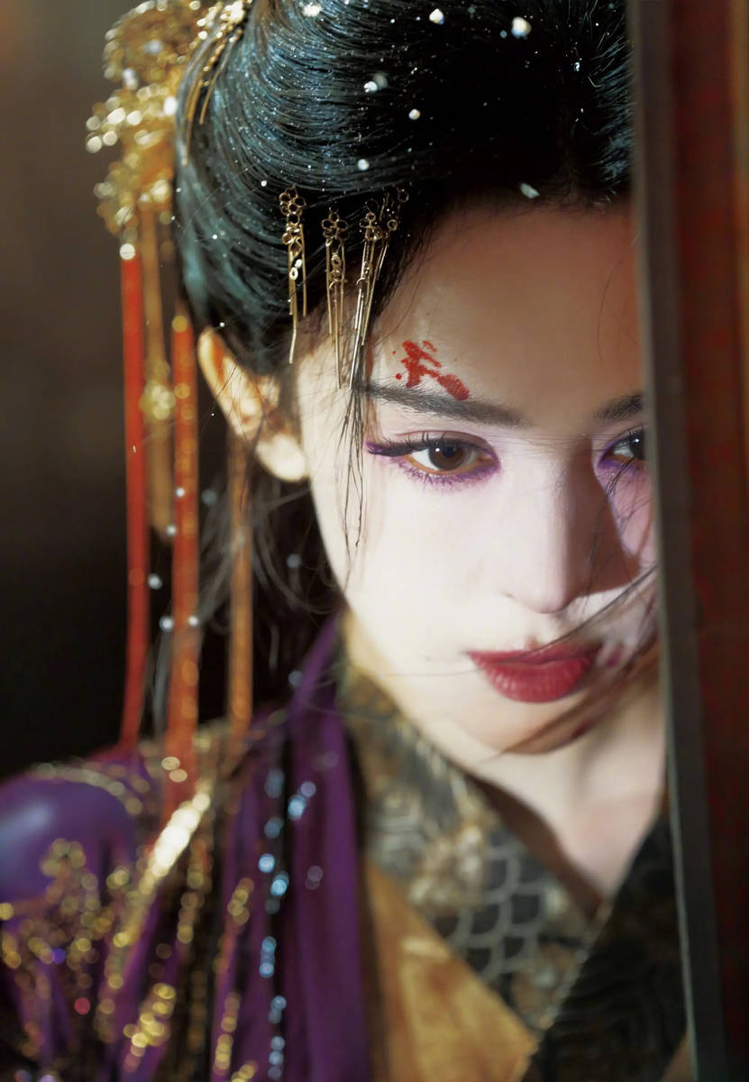 古力娜扎紫金古风裙配花钿 冷艳破碎气质清冷