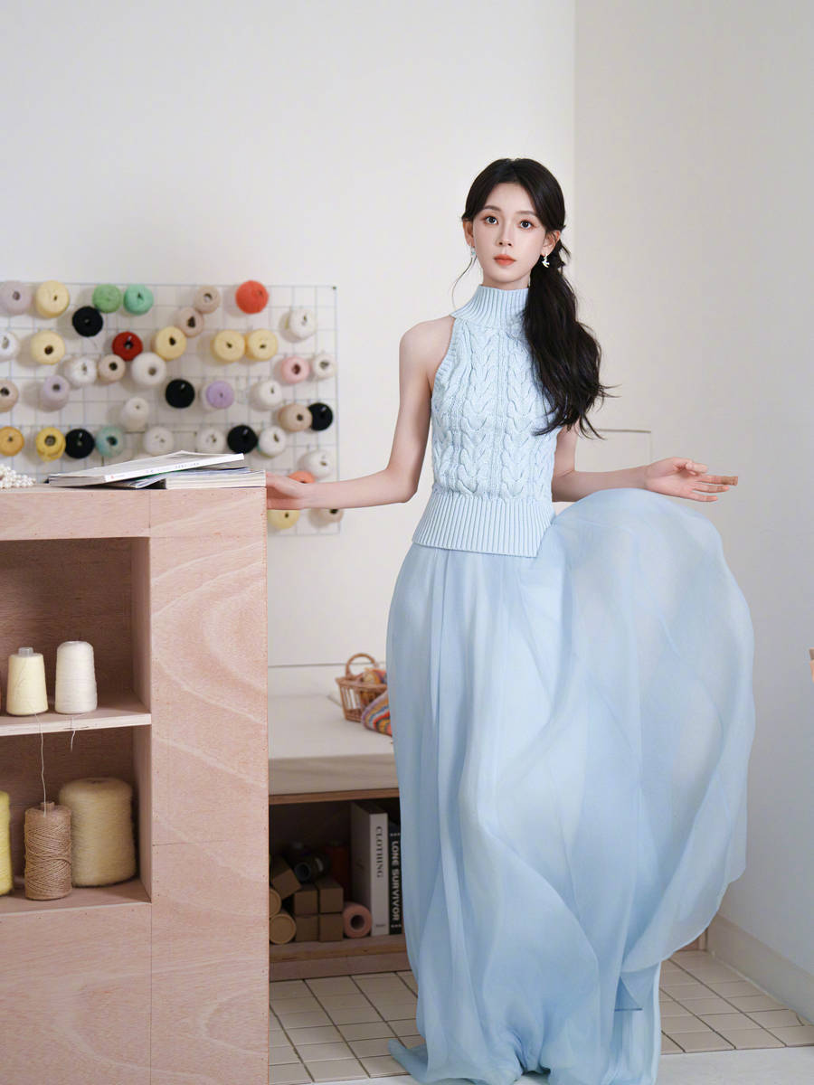 陈瑶浅蓝针织衫配纱裙 恬静温婉清甜又治愈