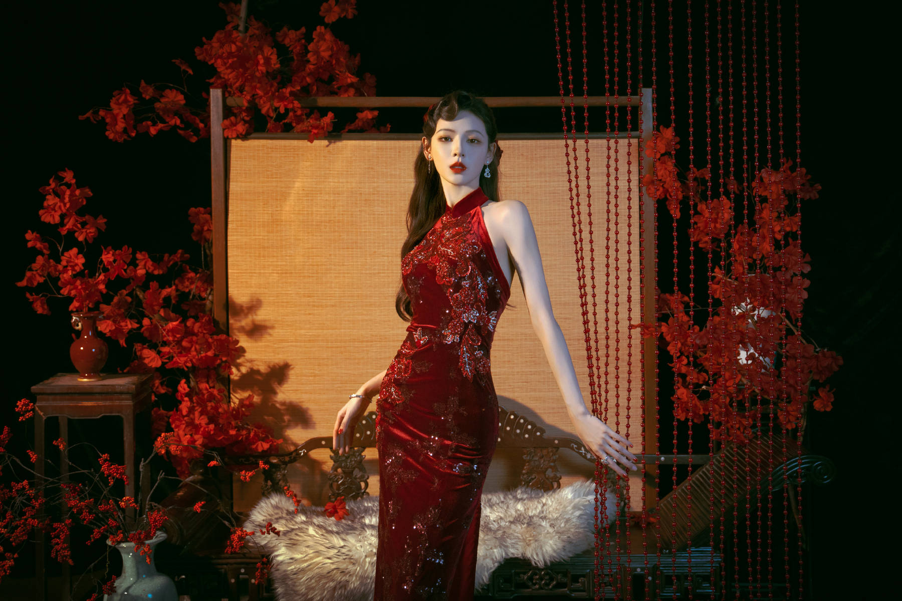 张予曦穿红色旗袍明艳动人！宛若玫瑰女郎性感妩媚