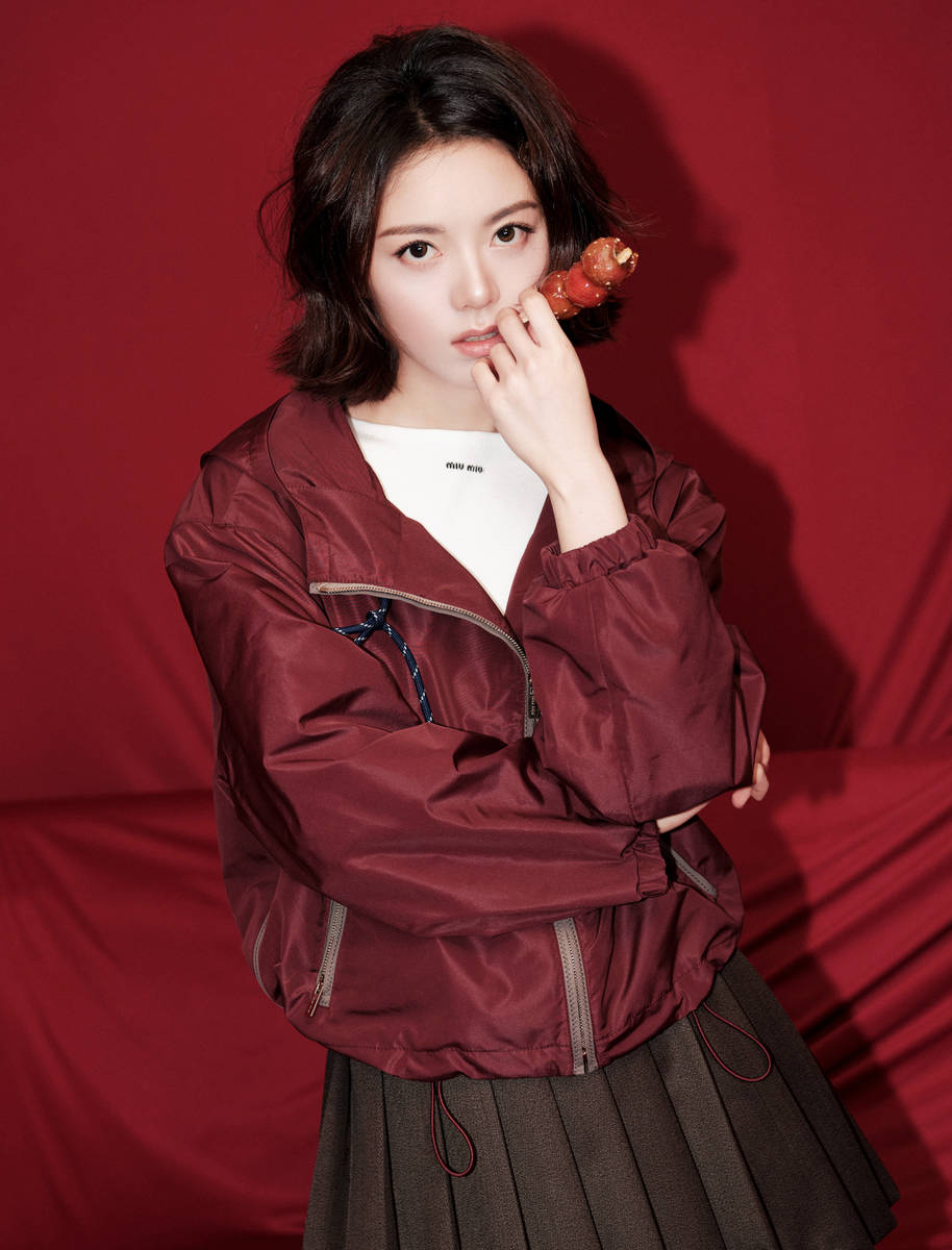 赵今麦穿运动外套又甜又酷 眼神沉静尽显优雅大气