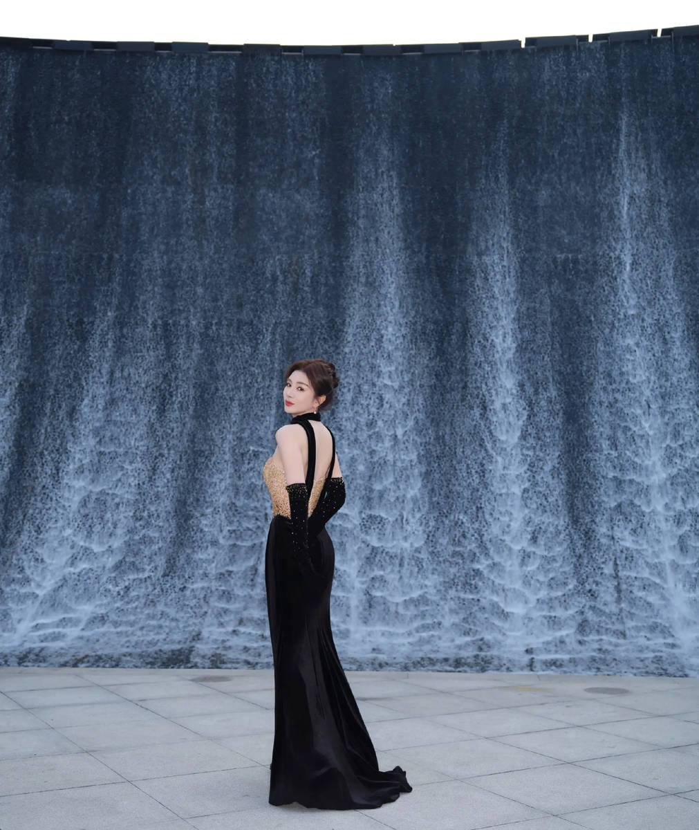 黄奕穿鎏金美裙展现傲人曲线 前凸后翘身姿优雅