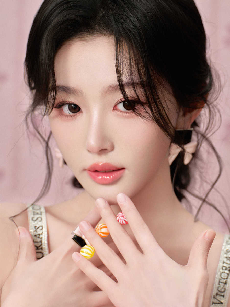 孔雪儿粉色吊带裙元气甜美 妆容精致魅力四射