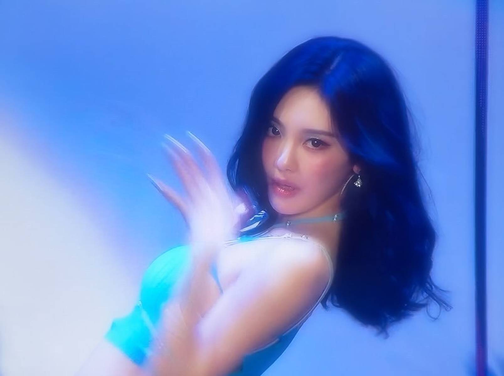 宁艺卓穿蓝抹胸秀窈窕身材 腰肢纤细气质热辣纯欲