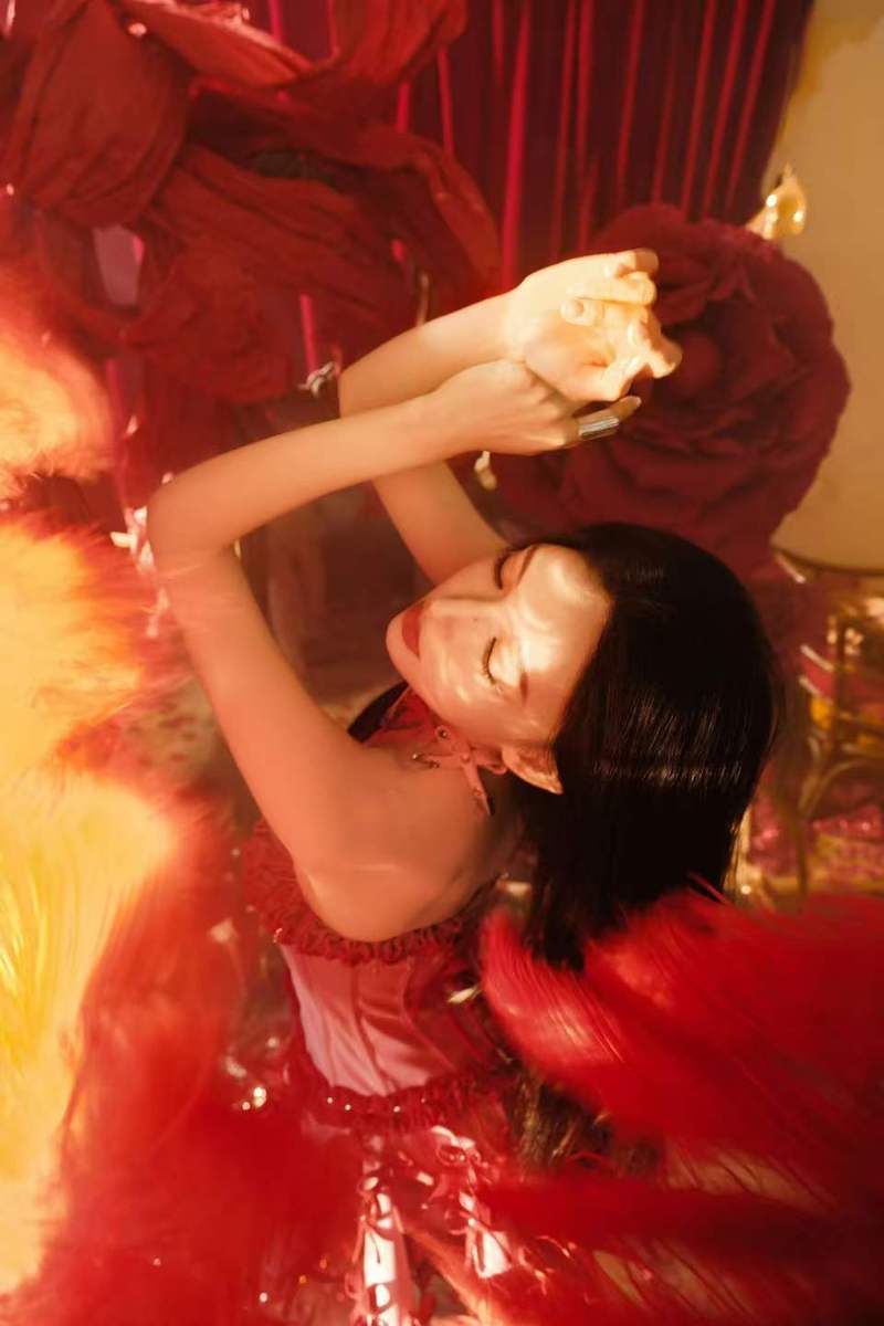 程潇穿粉红短裙配长直发 暗黑童话风造型惊艳吸睛