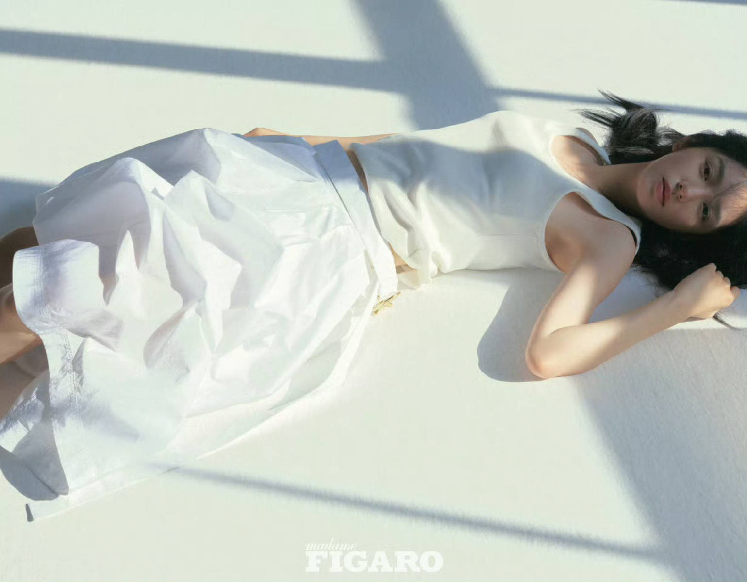 周也赤脚穿白裙慵懒感十足 光影交错间尽显少女感