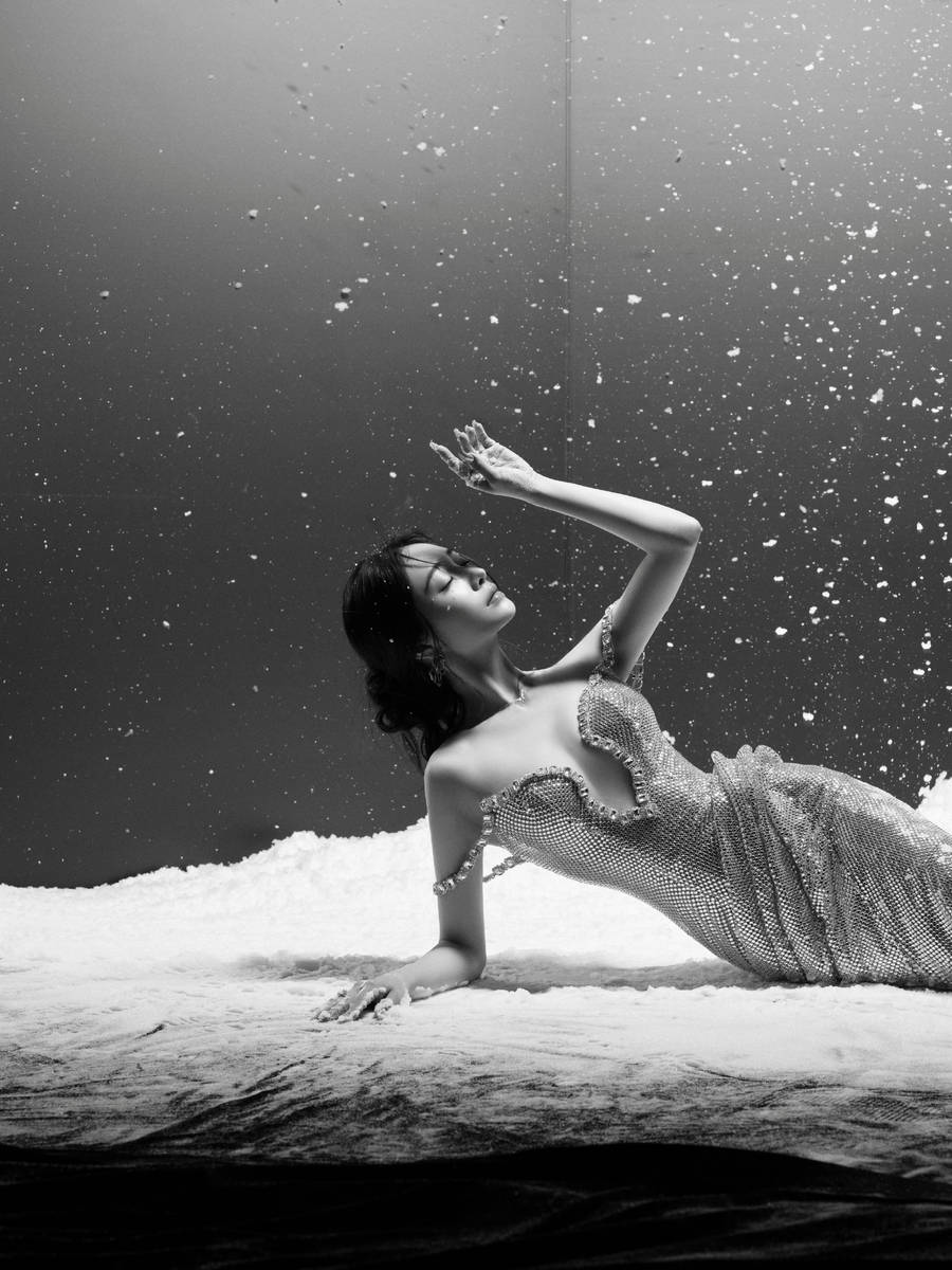 周洁琼曲线动人气质高冷 身材有料纯欲风满满