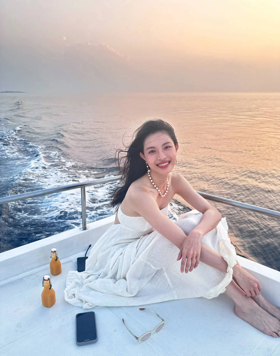 钟楚曦晒马尔代夫度假美照 穿抹胸裙大秀好身材