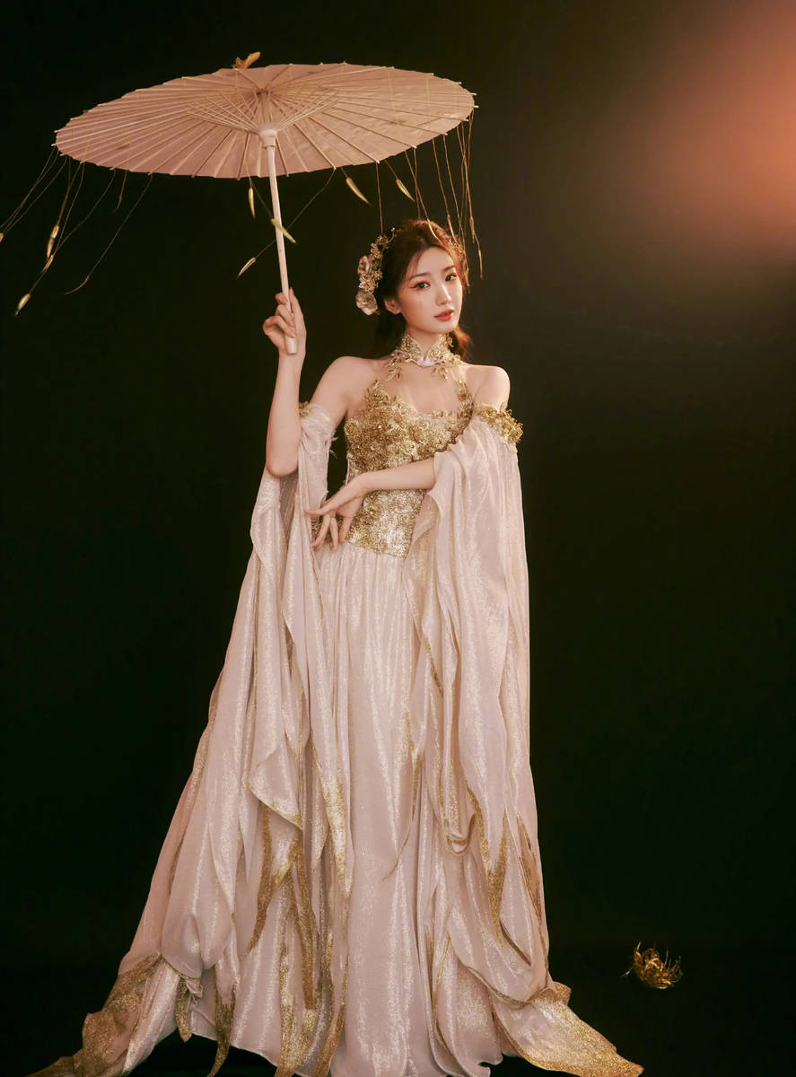 毛晓彤穿刺绣纱裙灵动贵气 眼尾红妆更添妩媚风情