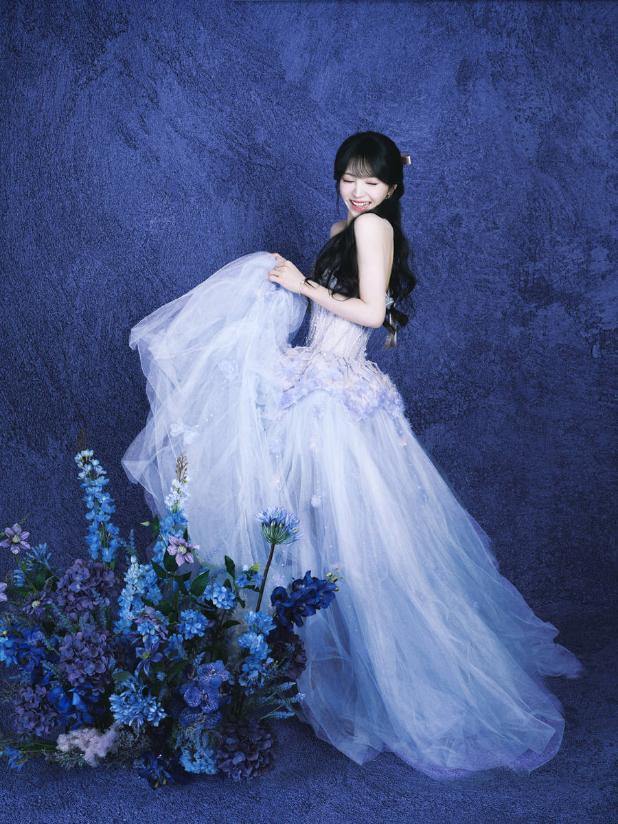 田曦薇穿抹胸蓝纱裙与鲜花合影 半扎发灵动飘逸