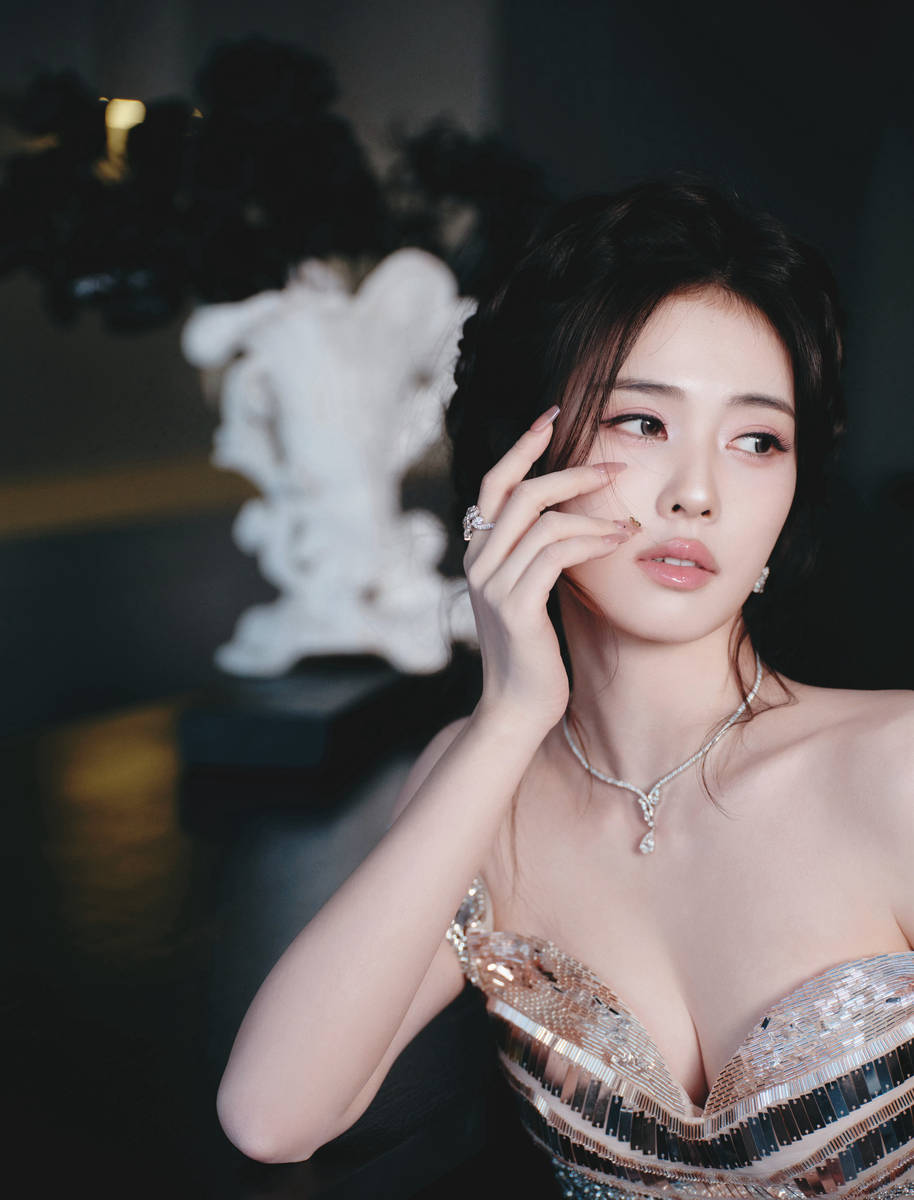 白鹿穿抹胸裙身材凹凸有致 回眸一笑尽显神秘魅惑