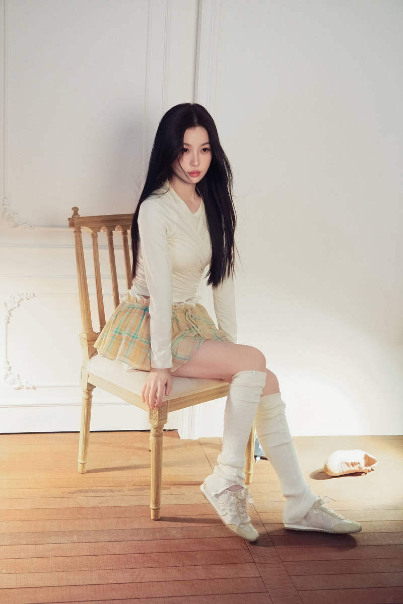 虞书欣穿格纹短裙散发纯欲诱惑 黑发披肩娇憨动人