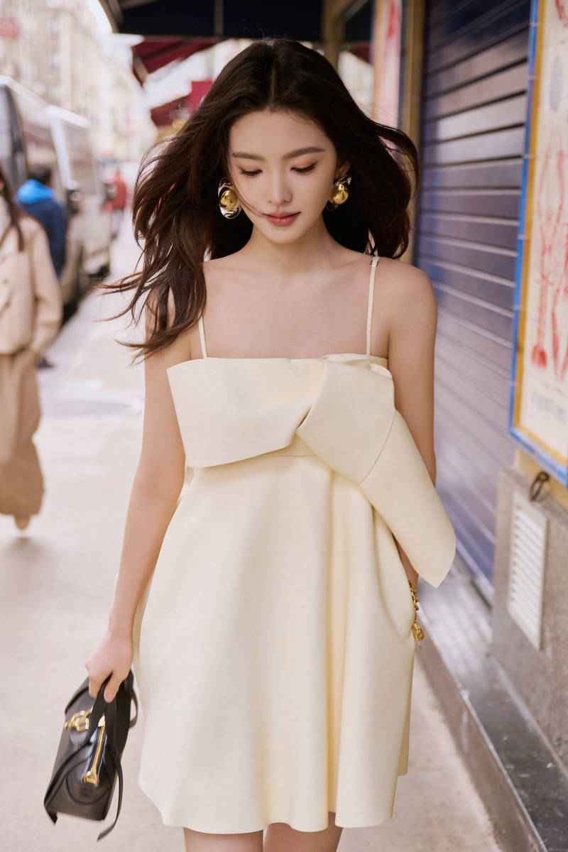 章若楠吊带裙性感优雅 长发微卷眼神撩人又纯又欲