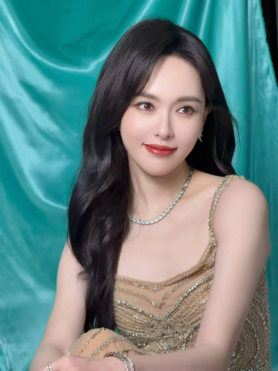 唐嫣穿镶钻吊带闪耀迷人 笑容甜美面若桃花气色好