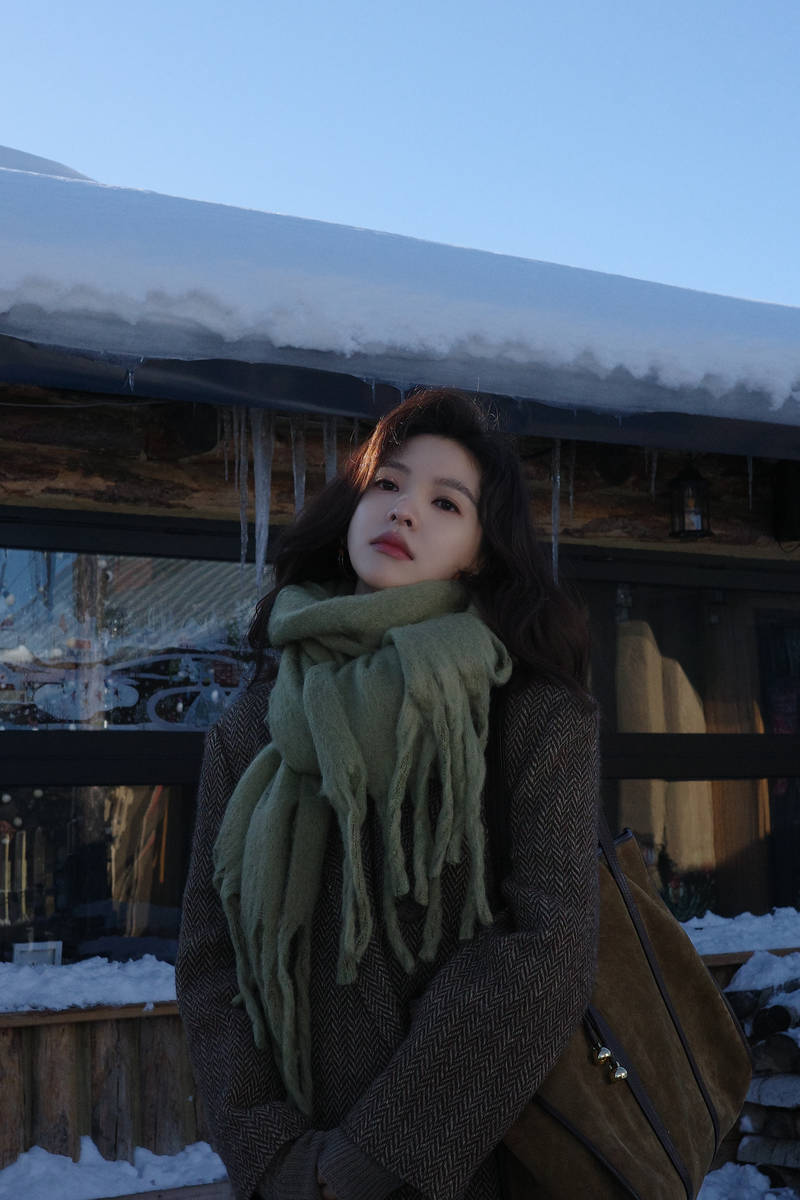 章若楠在雪地里荡秋千笑容甜美 长发微卷清冷温柔