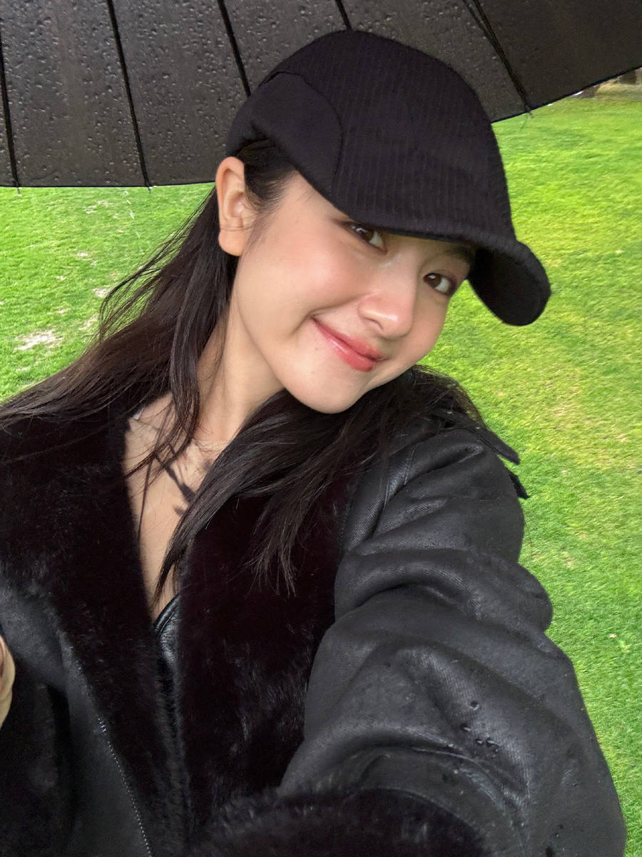 李兰迪晒雨天生活日常 妆容自然温柔又气质