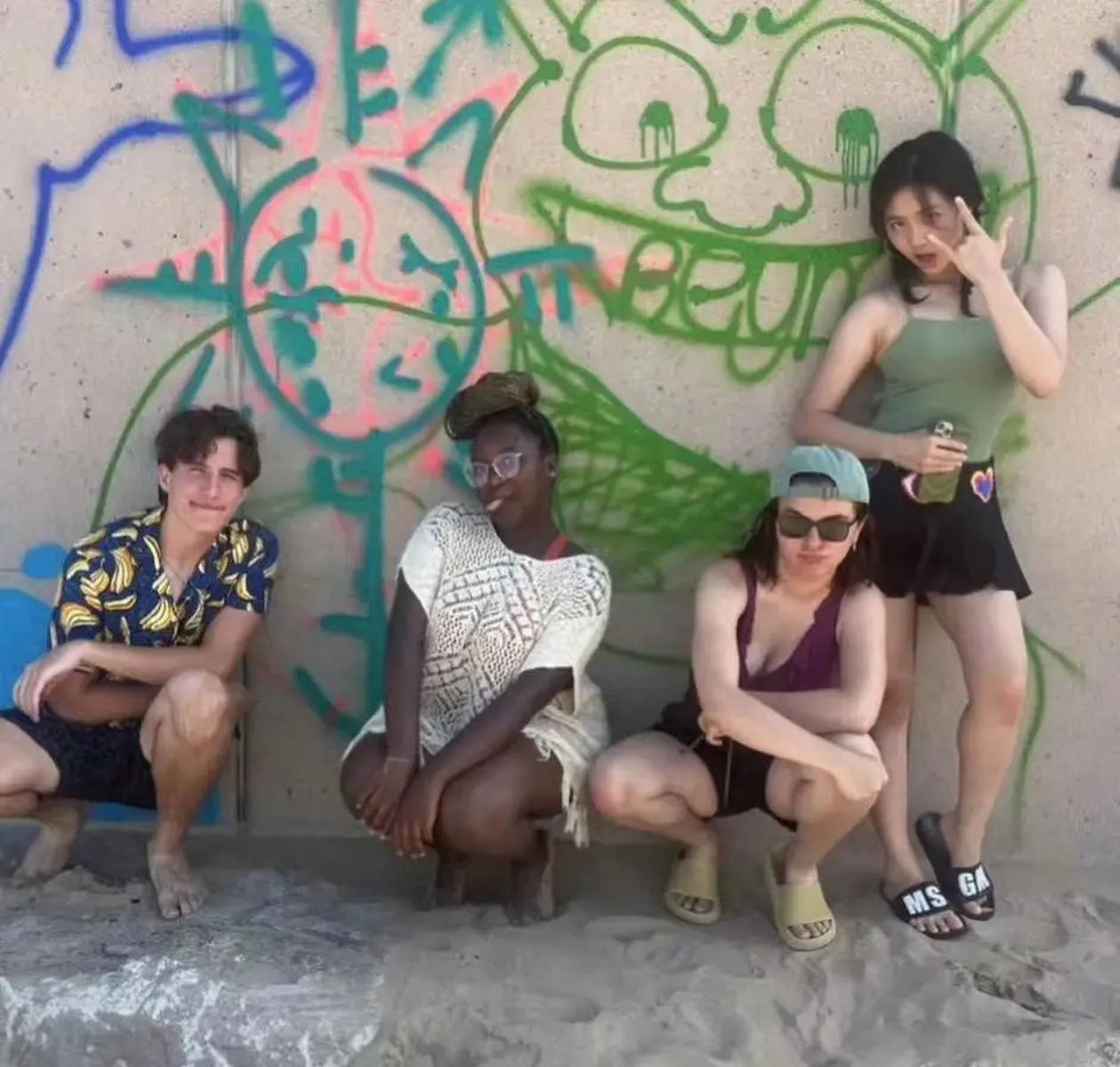 黄多多海边比基尼照曝光！秀曼妙身姿少女感十足