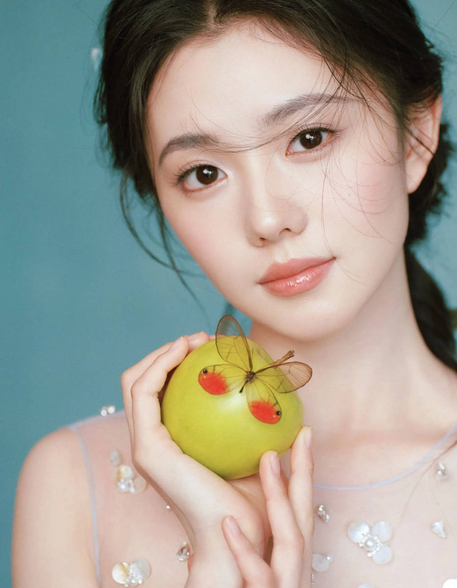 刘浩存晒春日氛围感美照！与白花合影气质清纯可人