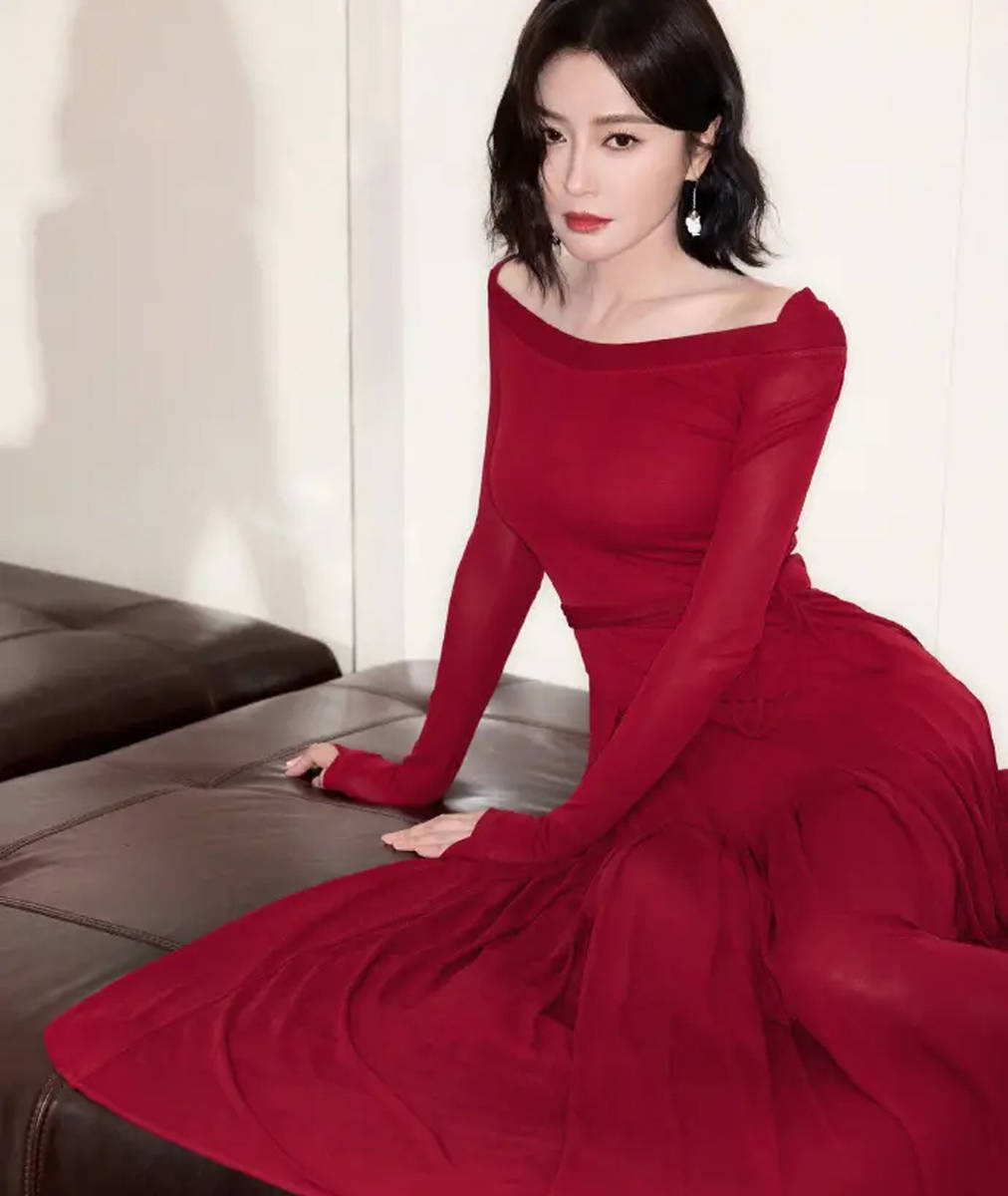 秦岚酒红露肩长裙性感魅惑 眉眼含情尽显冷艳大气