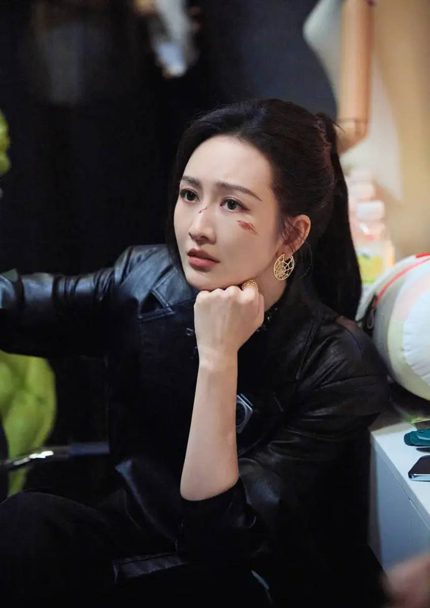 王鸥一身黑衣飒爽帅气 脸上化擦伤妆楚楚可怜