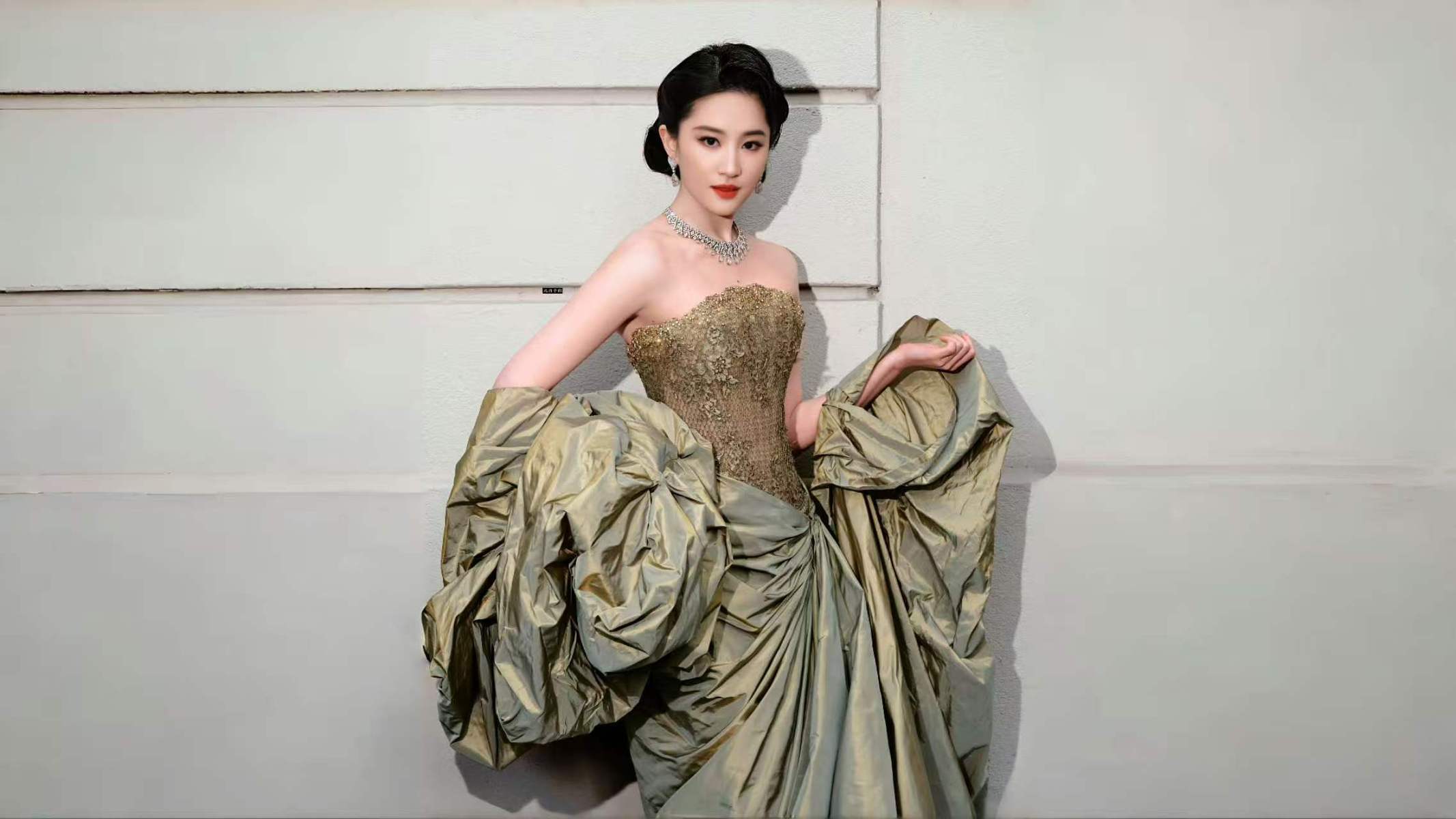 刘亦菲穿抹胸鎏金裙温婉大气 钻饰加身显优雅矜贵