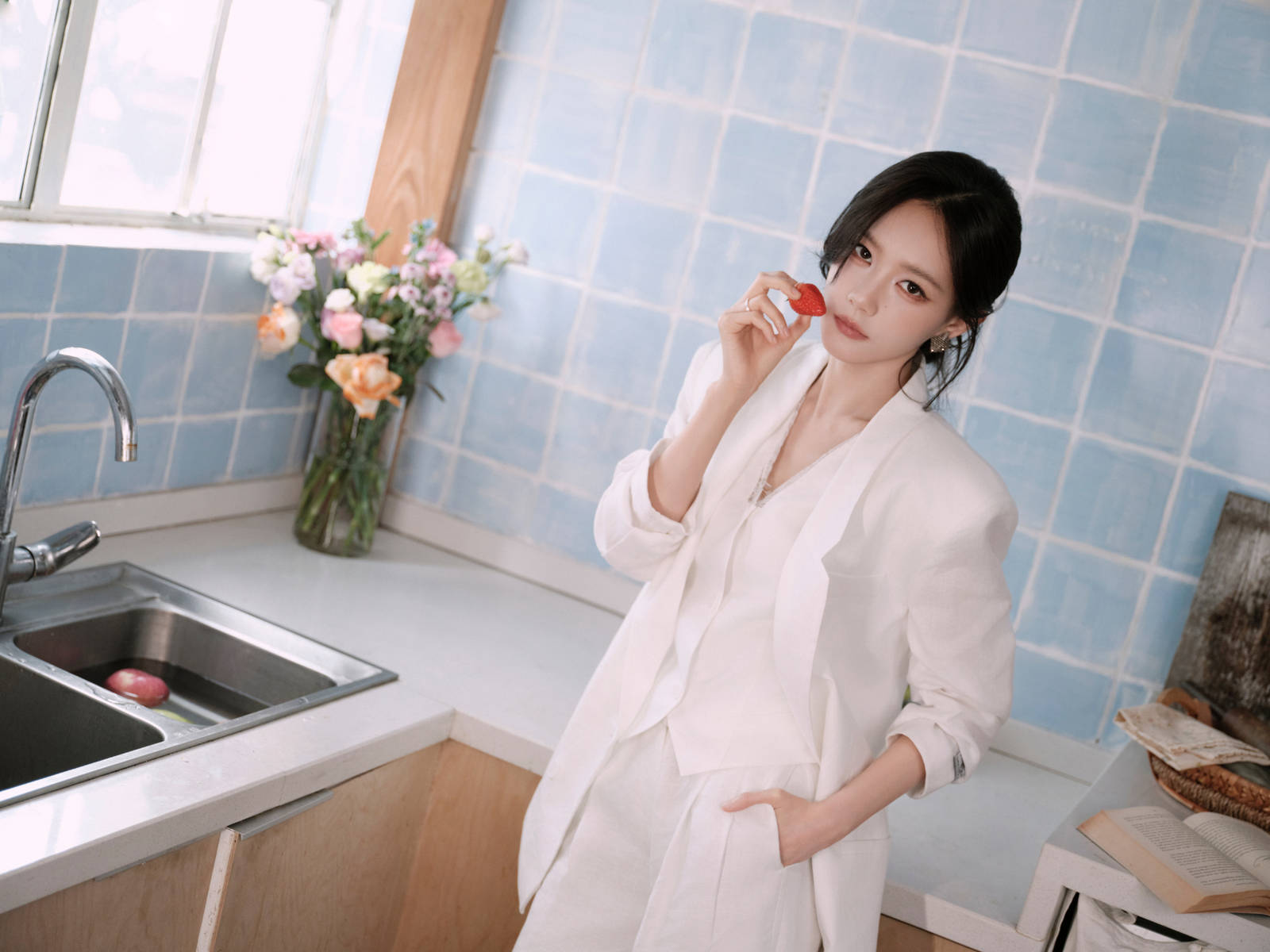 李一桐穿白色西装气质清新温柔 笑容浅浅松弛大方