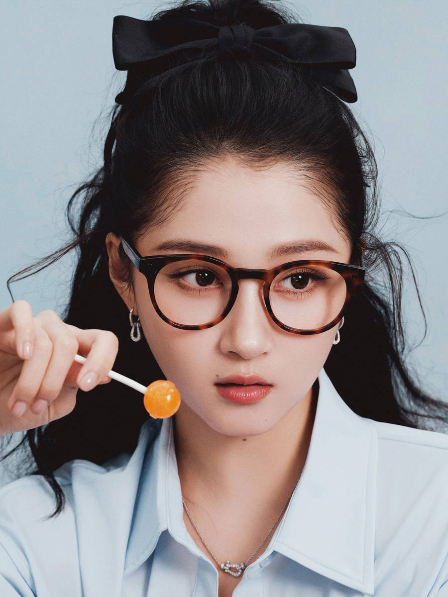 关晓彤学姐风大片释出！穿蓝衬衫搭配超短裙秀美腿