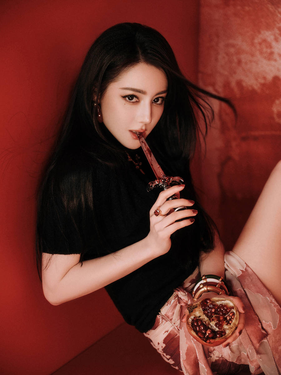 迪丽热巴写真性感又狂野！化身血腥美人秀白皙长腿