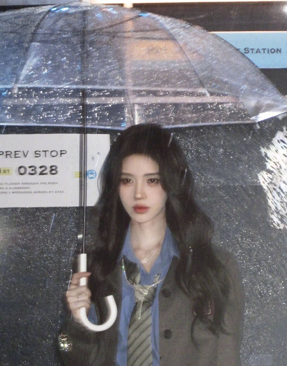 鞠婧祎雨夜撑伞图氛围感拉满！学院风穿搭秒变校花