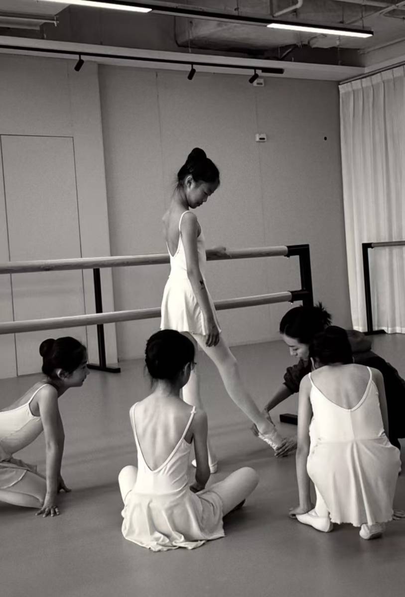 姚晨官宣离婚后晒女儿萌照 小茉莉跳芭蕾优雅