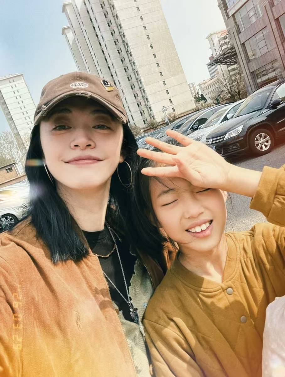 姚晨官宣离婚后晒女儿萌照 小茉莉跳芭蕾优雅