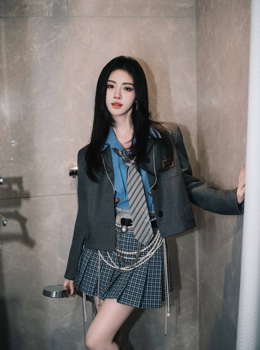 鞠婧祎穿制服短裙露出纤细美腿 眼神撩人热辣纯真