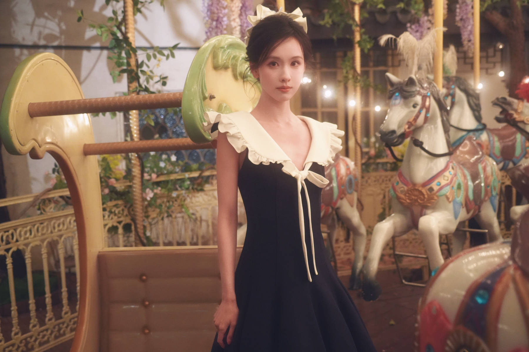 陈都灵穿小黑裙俏皮又灵动 手持甜品气质优雅迷人