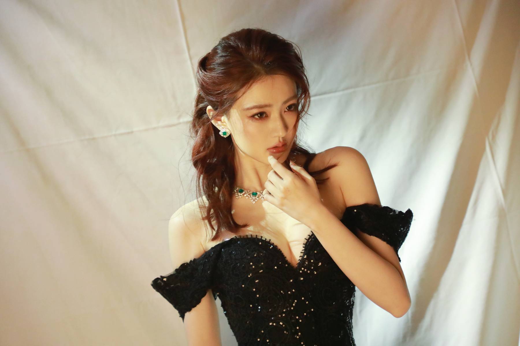 徐璐穿黑色深V裙身材曲线曼妙 卷发造型慵懒性感