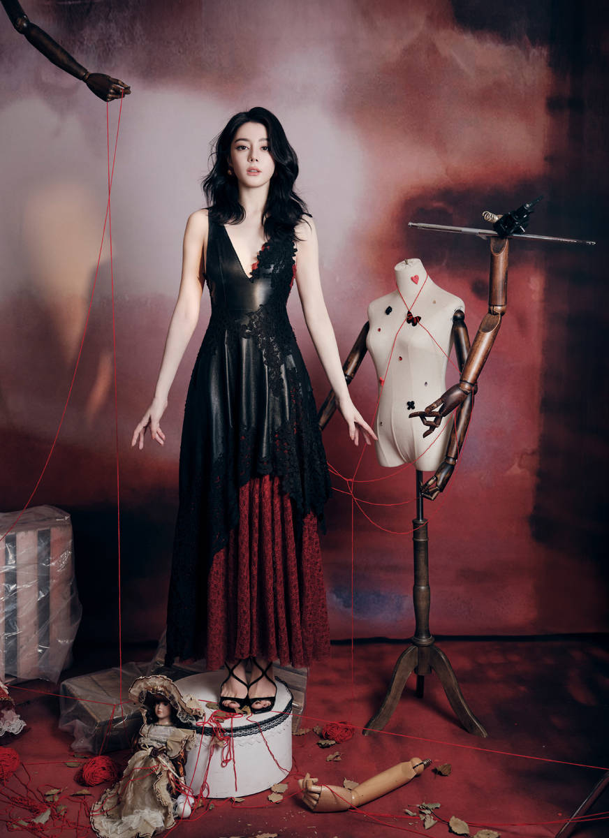 迪丽热巴化身提线木偶女郎！穿黑色深V裙性感吸睛