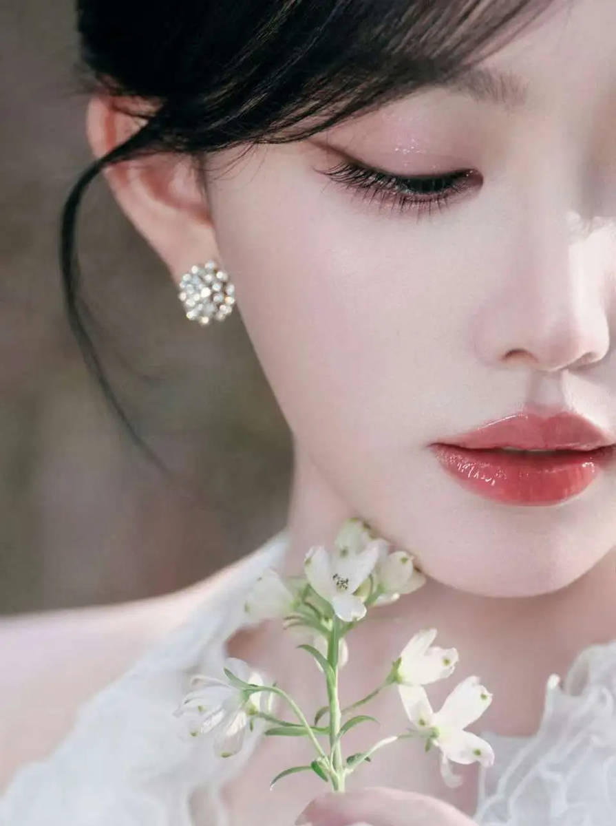 孔雪儿盘发气质清甜 白裙飘逸衬肤白貌美仙气足