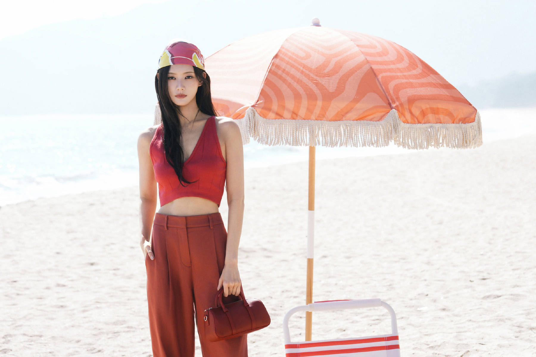 李一桐海边随拍慵懒松弛 清凉穿搭秀优越身材