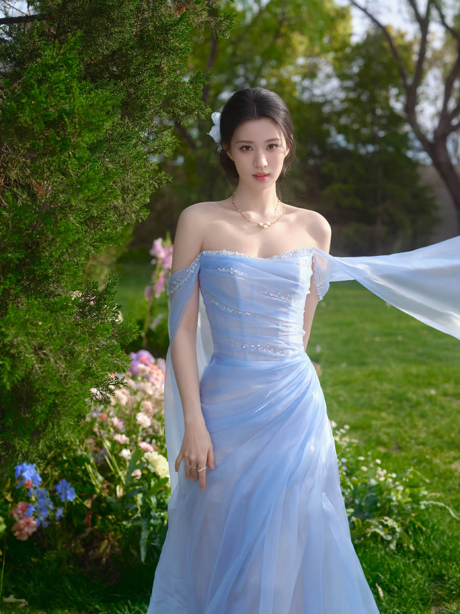 王楚然穿冰蓝纱裙宛若花中精灵 回眸灵动梦幻迷人