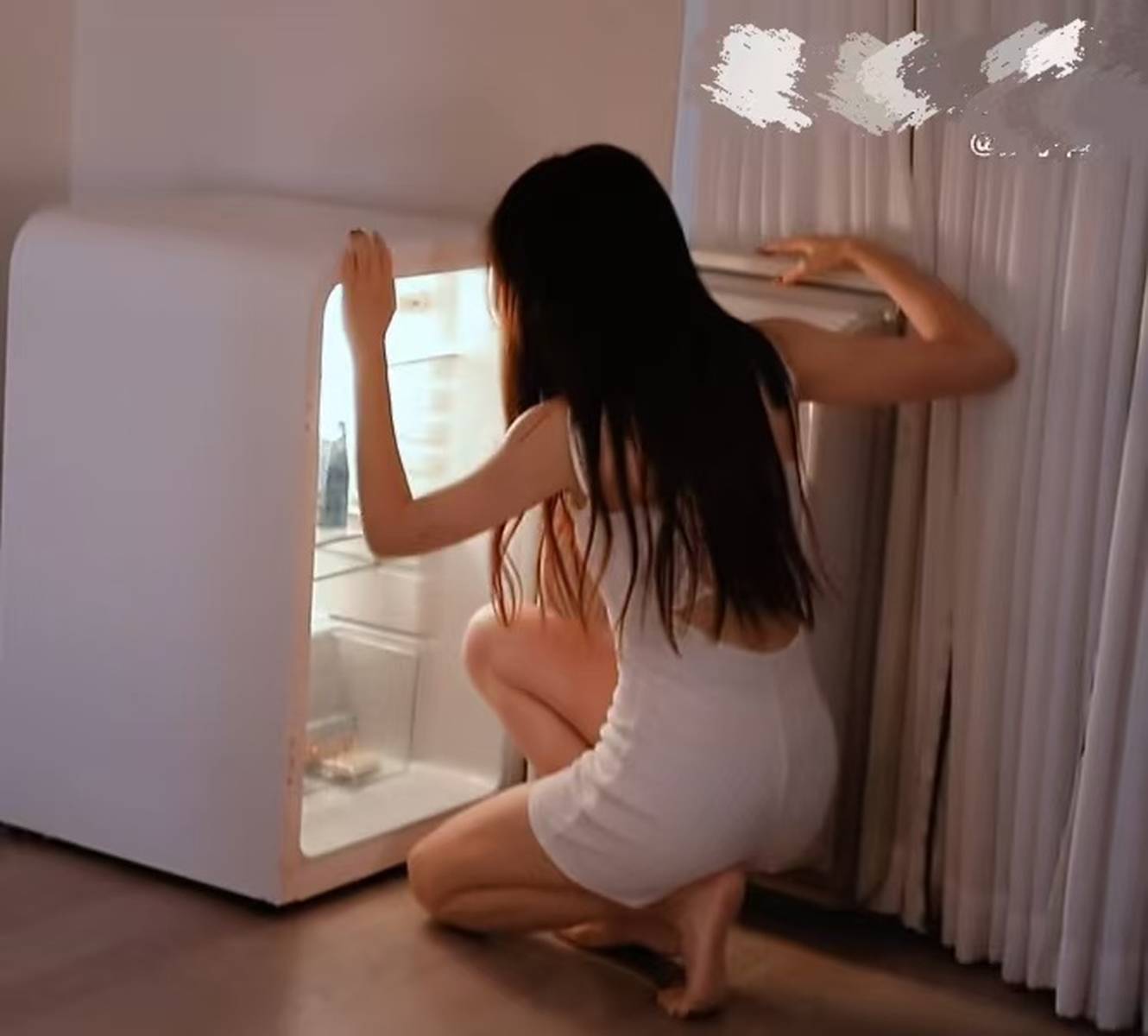 彭小苒穿吊带短裤长发慵懒垂落 状态软萌又灵动