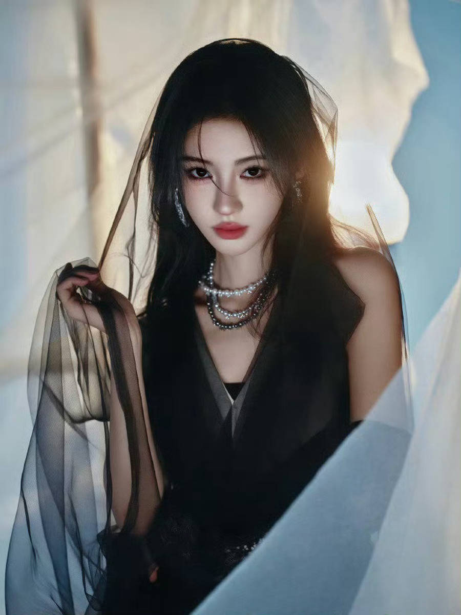 鞠婧祎黑纱长裙魅影翩跹 雾境光影下宛若神女下凡