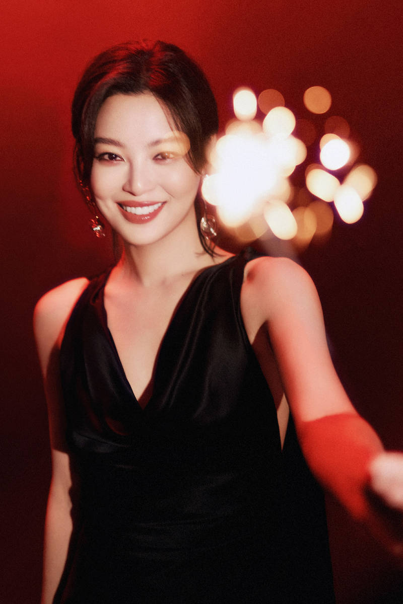 辛芷蕾身穿露背吊带裙性感吸睛 身材高挑气质在线