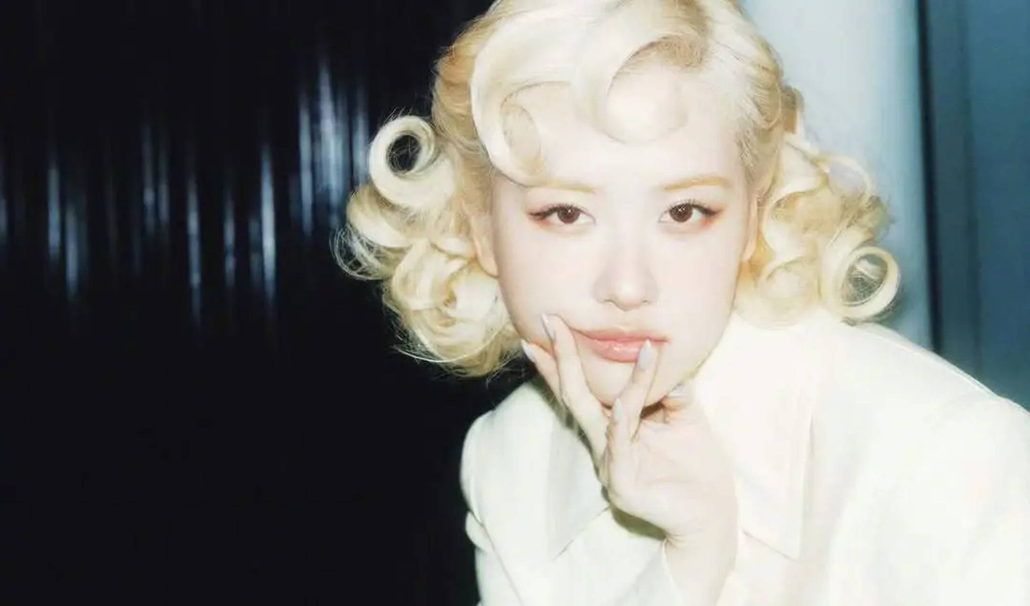 朴彩英金发红唇明艳灵动 摩登复古造型风情万种