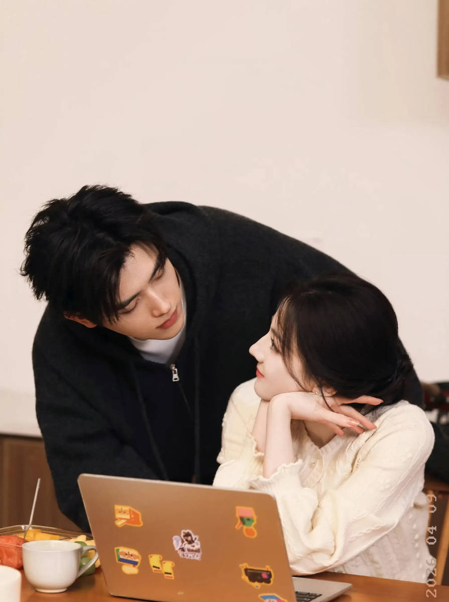 迪丽热巴陈飞宇温柔对视氛围浪漫 亲密互动养眼