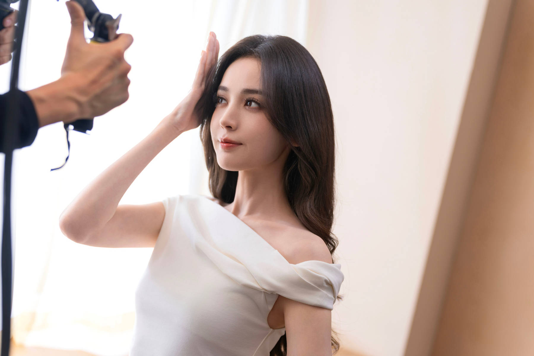 娜扎穿露肩白裙好意思神驾临 大波澜鬈发和缓明艳