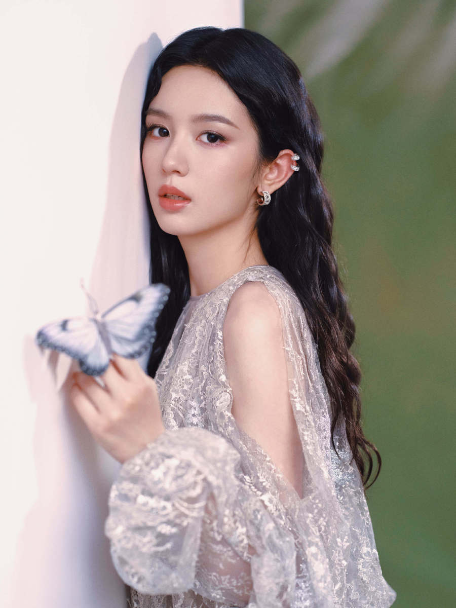 周也穿透视裙秀曼妙身姿 与鲜花绿植合影清新怡人