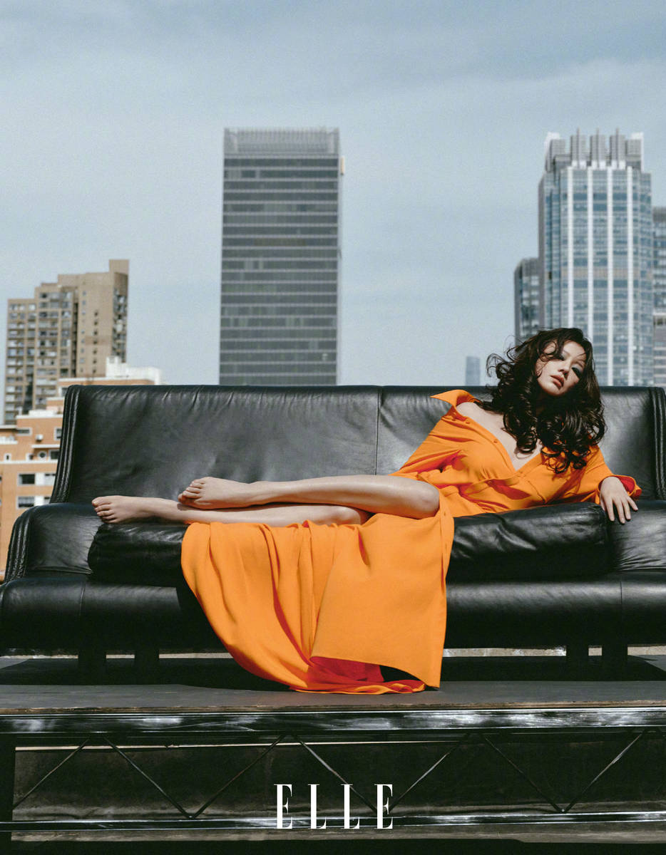 马思纯穿搭松弛神态冷艳 卷发造型演绎酷飒都市风