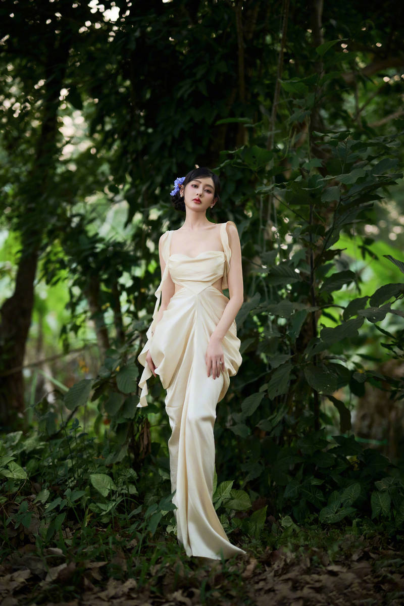 张天爱森系写真清冷仙气 露背造型勾勒曼妙身材