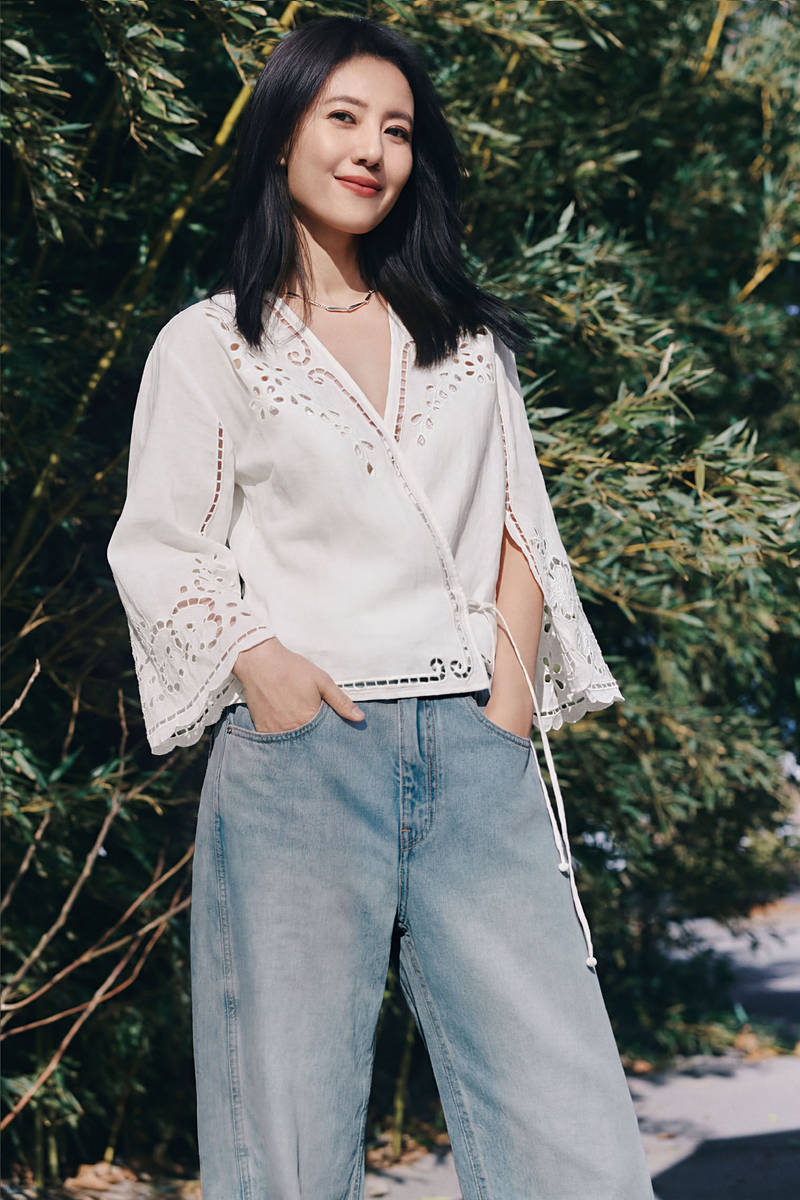 高圆圆拍春日氛围感美照！手举鲜花笑容明媚